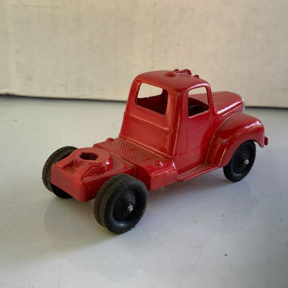 Tootsietoy Red Semi Truck Cab, Chicago 24, Red Paint Vintage from 1960s - Picture 5 of 9
